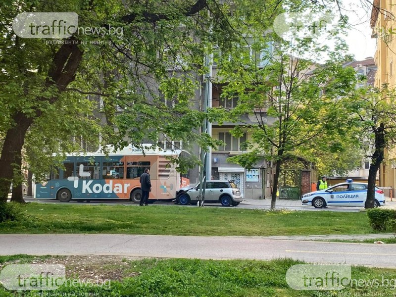 Затвориха ул. „Македония” заради катастрофа с автобус