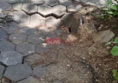 Плочки са пропаднали на централен булевард в Пловдив За опасното