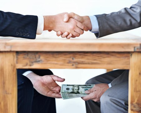 ДАНС проверява прала ли е българска банка пари на руски олигарси