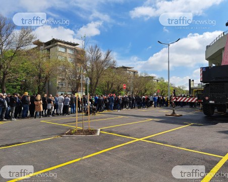 Истерия за билети и километрични опашки при пускането на единичните билети за Ботев - Левски