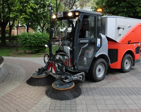Нова техника чисти пешеходните зони и велоалеите в Пловдив