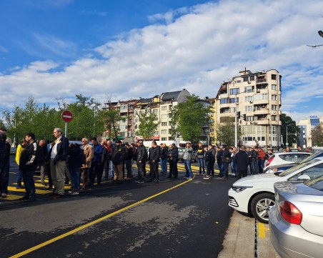 Опашка се изви пред Колежа час преди отварянето на билетните каси