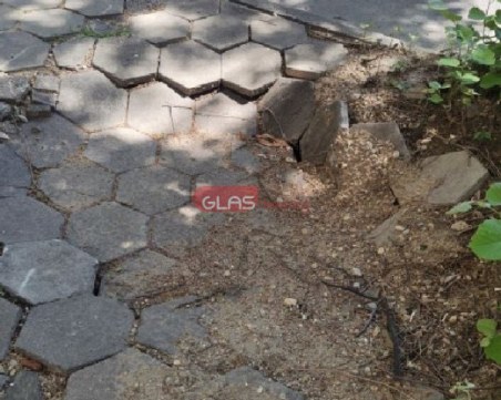 Пловдивчанин търси съдействие за опасен тротоар