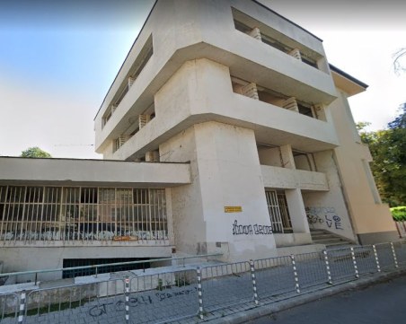 Подготвят за продажба общински имот под изоставена офис сграда в центъра на Пловдив