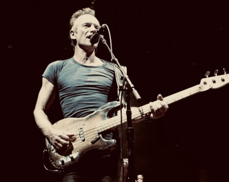 Стинг свири в затвора в Неапол с китара, направена от лодката на мигранти