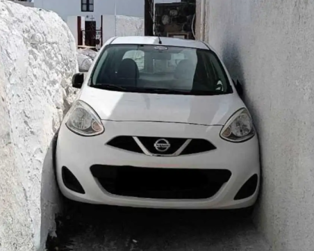 Турист се заклещи с колата си в тясна уличка на остров Санторини