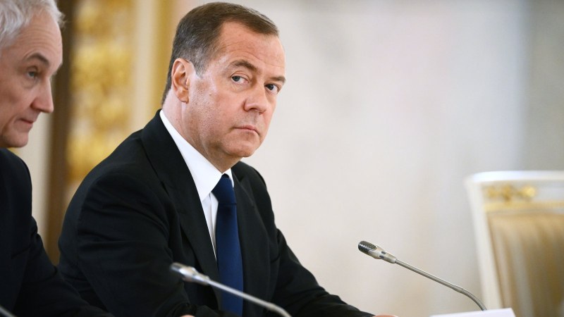 Дмитрий Медведев предупреди днес, че светът вероятно е на ръба