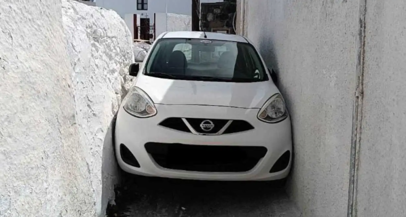 Турист се заклещи с колата си в тясна уличка на остров Санторини
