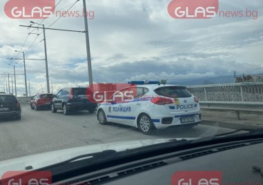 Два автомобила са се ударили на надлез Родопи в Пловдив