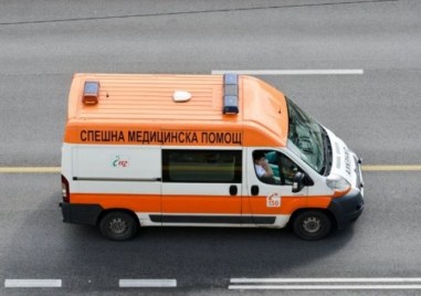 Пътен инцидент с моторист затруднява движението по Карловско шосе в