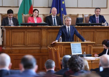 В пленарната зала избухна и първият скандал Остри реплики и