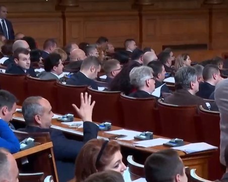 „Възраждане” срещу ПП-ДБ в парламента: 