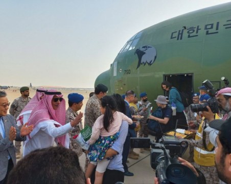 Пристига първата българска група, евакуирана от Судан