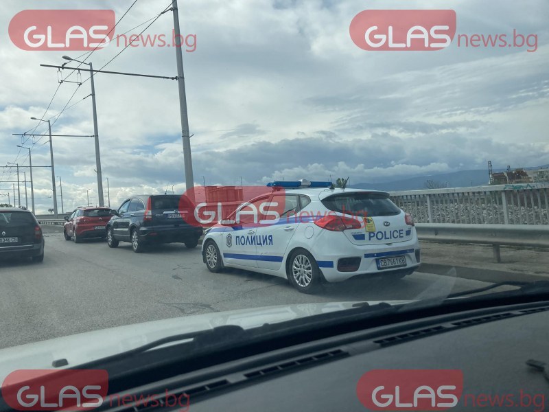 Два автомобила са се ударили на надлез Родопи в Пловдив.