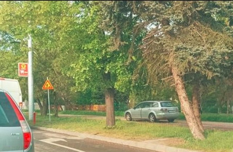 Наглост в Пловдив: Шофьор шпори по тротоара, заобикаля трафика
