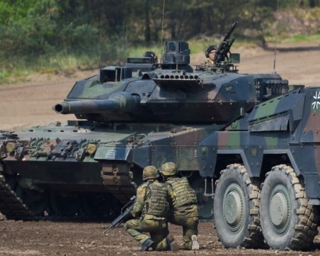 От НАТО са изпратили 1550 бронирани машини и 230 танка