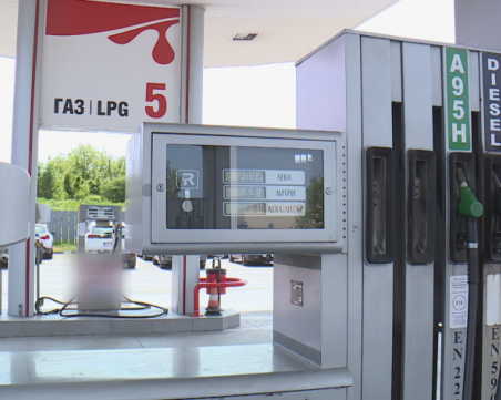 Цената на дизела върви смело надолу, почти застигна тази на бензина