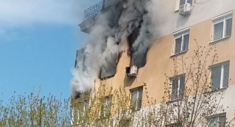 Пожар избухна в жилищен блок в София