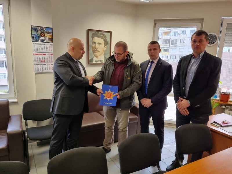Директорът и заместник-директорът на ОДМВР – Пловдив връчиха от името