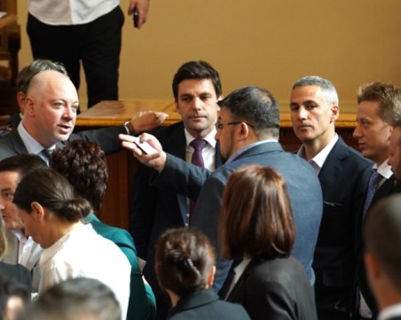 Депутатите най-накрая приеха правилника на НС след три дни и поредица от скандали