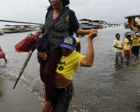 Ферибот се преобърна в Индонезия, има загинали