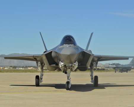 САЩ дава на Гърция самолети C-130 и изтребители F-35