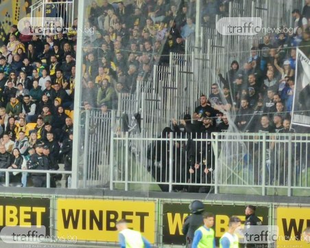 Феновете на Левски скъсаха част от мрежата, запалиха пожар в сектора за гости