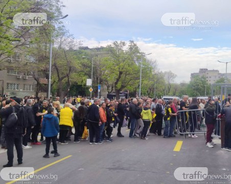 Колежа вече се пълни за откриването, опашки пред входовете