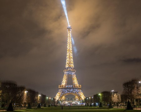 Лекари извършиха присаждане на мъж със спряло сърце на Айфеловата кула