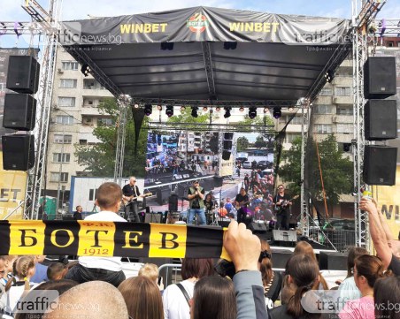 Започна концертът по повод откриването на Колежа