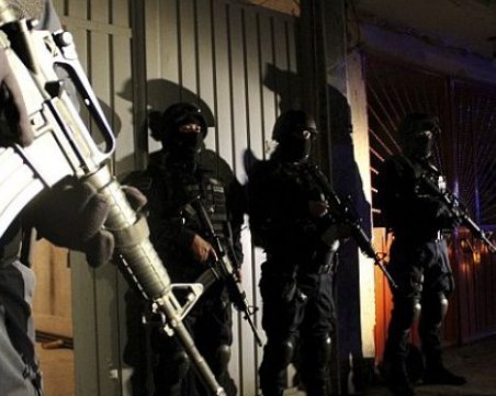 10 убити при стрелба между наркокартели на пристанище в Еквадор