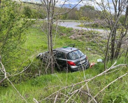 Автомобил с три деца падна по таван в дере на Подбалканския път