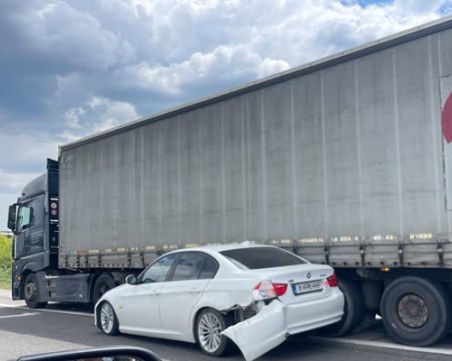 Кола се вряза в камион на АМ „Тракия