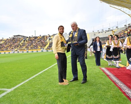 Лавровите венци на Колежа бяха много, но всички забравиха кой започна да ги плете