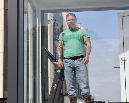 Ще издържи ли Краси Георгиев 15 дни в стъклена клетка само с легло и пътека за бягане?