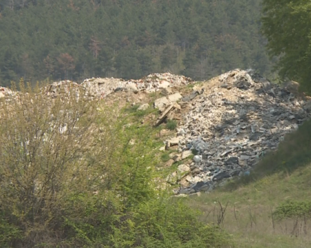 Сметище заради строителство на хотел се появи на метри от водоема, захранващ Хисаря