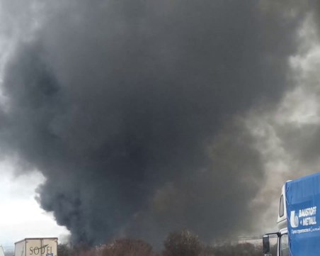 Запалиха 8 тира на частен паркинг край село Михнево