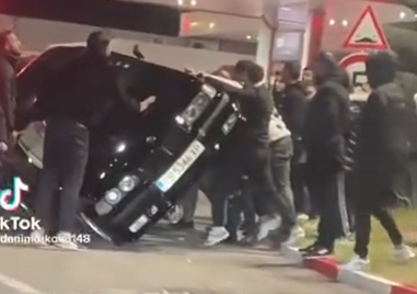 Младежи повдигнаха с жива сила автомобил БМВ на бензиностанция Лукойл