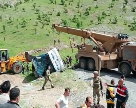 Автобус с деца катастрофира в Турция, трима загинаха