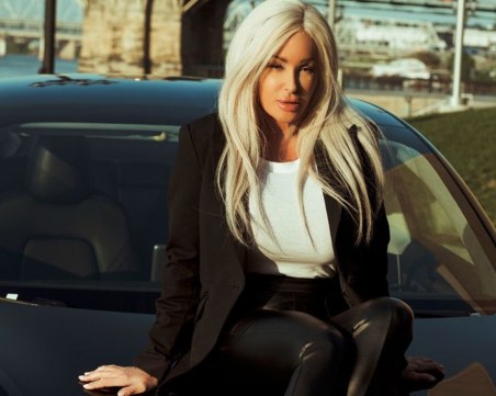 Бивш модел на Playboy подкара такси във Великобритания