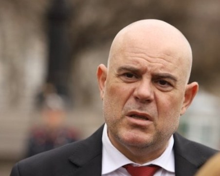 Гешев е пътувал със семейството си при взрива пред кортежа му