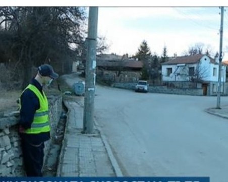 Манекен, облечен като катаджия, стряска шофьори в Пловдивско