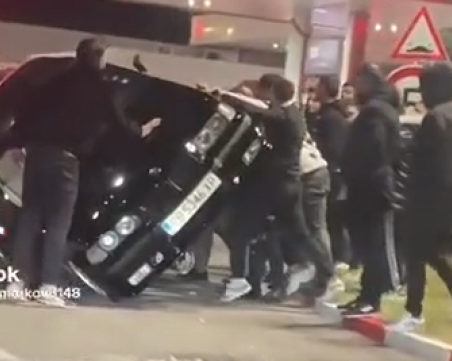 Младежи вдигнаха на ръце кола на пътя Пловдив-Асеновград