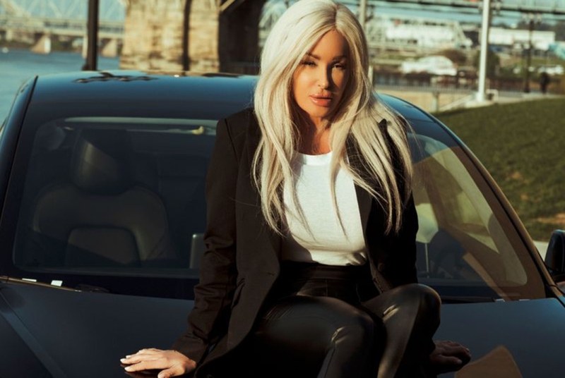 Бивш модел на Playboy подкара такси във Великобритания