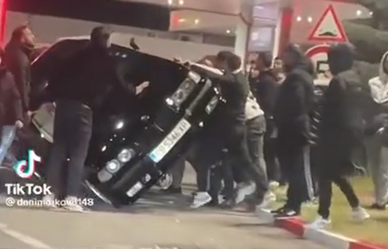 Младежи вдигнаха на ръце кола на пътя Пловдив-Асеновград