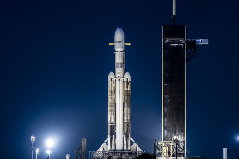 Ракетата Falcon Heavy на американската компания SpaceX със спътник ViaSat-3