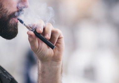 Австралия забранява от днес използването на електронни цигари за развлечение