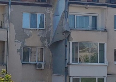 Изолация на сграда в Пловдив е виснала опасно Санировката се