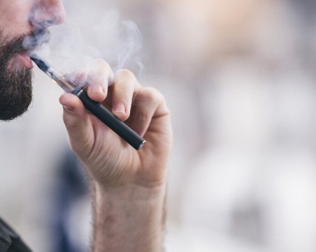 Австралия забранява използването на електронни цигари