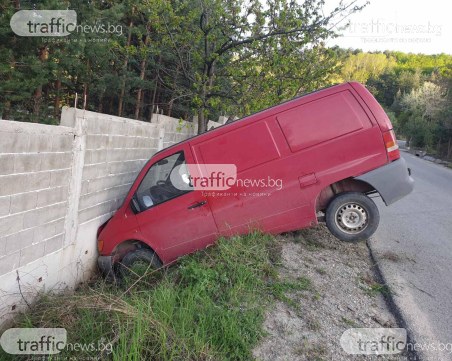 Бус излетя в канавката след ПТП в Пловдивско